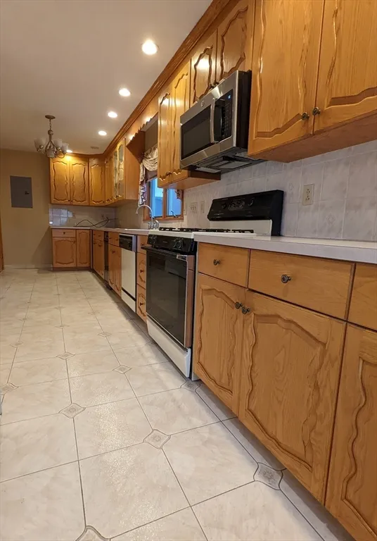 4 bed, 2 bath apartment for rent at 131 Summer Unit 2, Malden — photo 2 of 25
