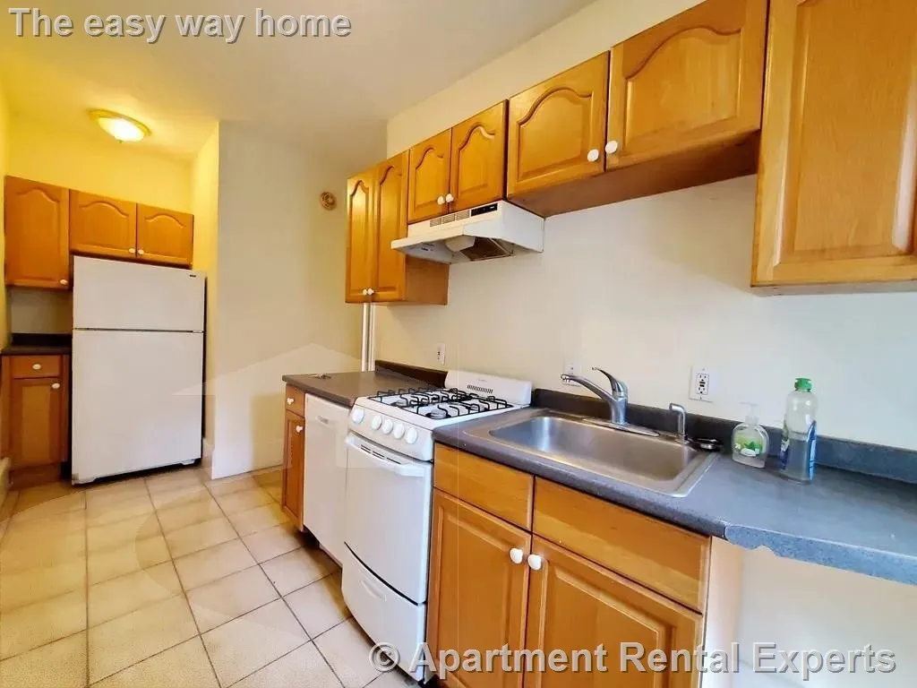 2 bed, 1 bath apartment for rent at 132.5 Oxford St Unit 2, Baldwin — photo 2 of 10