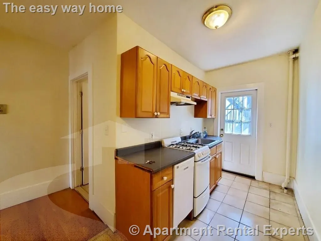2 bed, 1 bath apartment for rent at 132.5 Oxford St Unit 2, Baldwin — photo 1 of 10