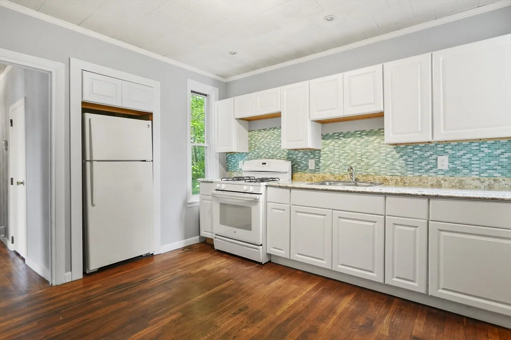 2 bed, 1 bath apartment for rent at 132 Bartlett Unit 132, Lowell — photo 6 of 24