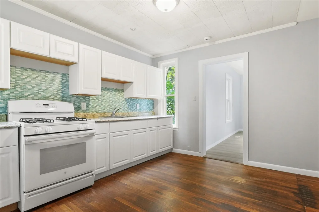 2 bed, 1 bath apartment for rent at 132 Bartlett Unit 132, Lowell — photo 3 of 24