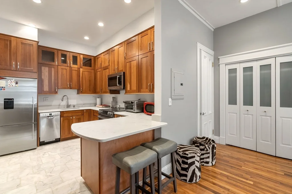 1 bed, 1 bath apartment for rent at 132 Commonwealth Ave Unit 8, Back Bay — photo 2 of 18