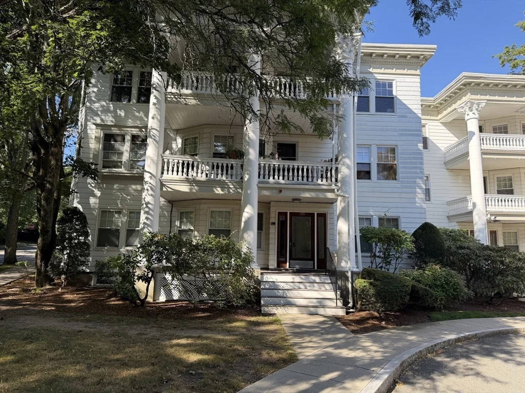 3 bed, 2 bath apartment for rent at 132 Middlesex Rd Unit 1, Chestnut Hill — photo 2 of 24