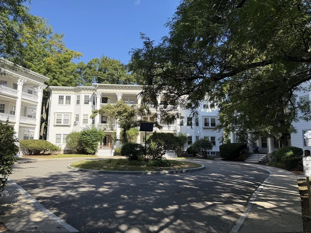 3 bed, 2 bath apartment for rent at 132 Middlesex Rd Unit 1, Chestnut Hill