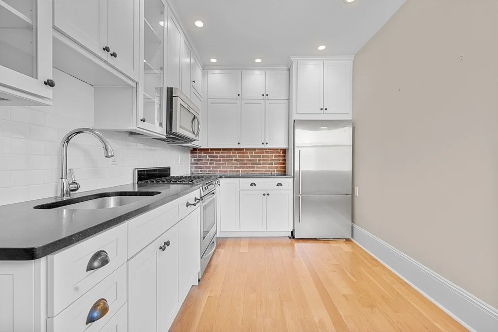2 bed, 1 bath apartment for rent at 132 Myrtle St Unit 2, Beacon Hill — photo 8 of 15