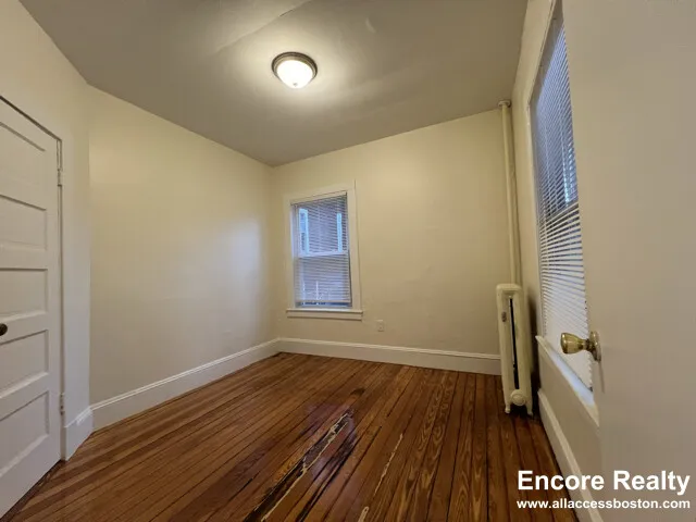 2 bed, 1 bath apartment for rent at 132 Oxford St Unit 3, Baldwin — photo 3 of 20
