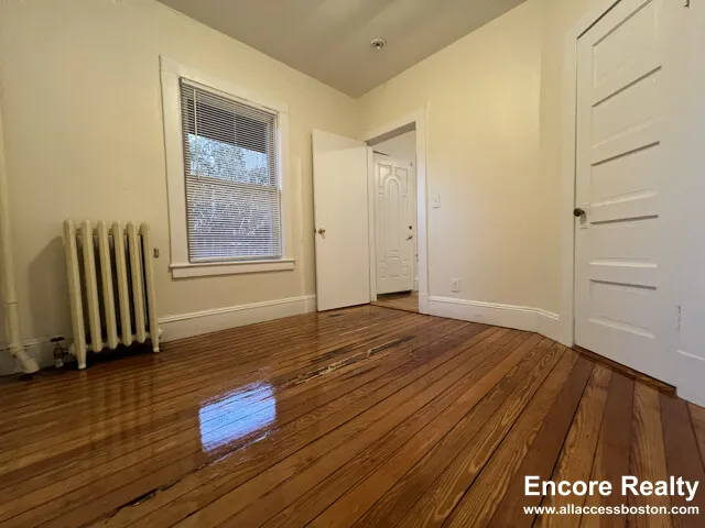 2 bed, 1 bath apartment for rent at 132 Oxford St Unit 3, Baldwin — photo 4 of 20