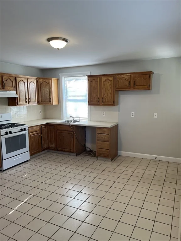 5 bed, 2 bath apartment for rent at 132 Riverside St Unit 132, Watertown — photo 5 of 10