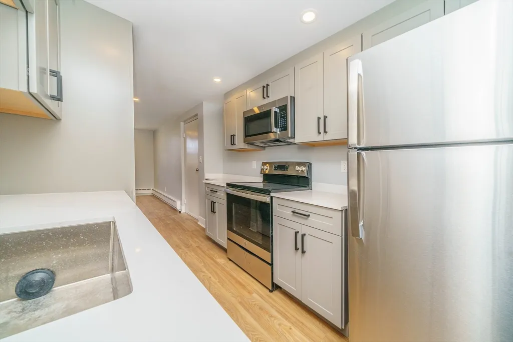 2 bed, 1 bath apartment for rent at 132 Sherman St Unit 9, Neighborhood Nine — photo 3 of 23
