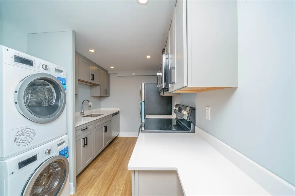2 bed, 1 bath apartment for rent at 132 Sherman St Unit 9, Neighborhood Nine — photo 5 of 23