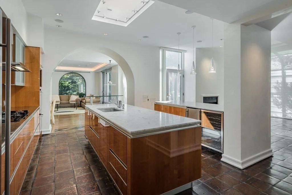 4 bed, 4+ bath apartment for rent at 132 Yarmouth Rd, Chestnut Hill — photo 6 of 22