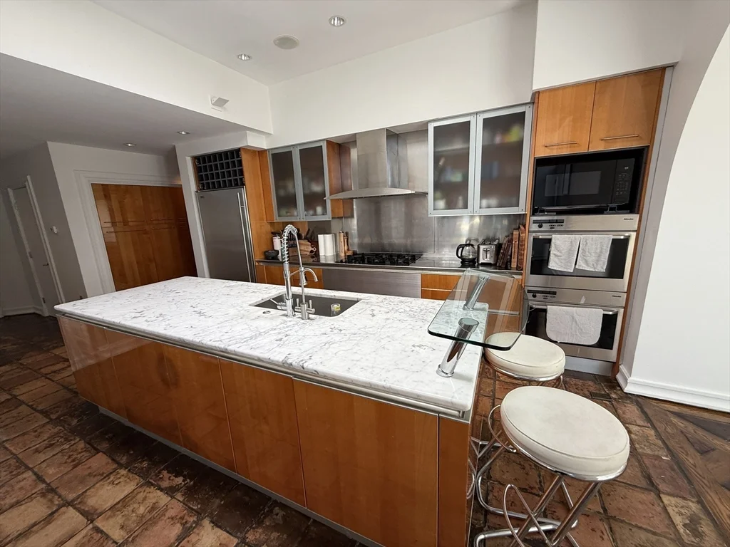 4 bed, 4+ bath apartment for rent at 132 Yarmouth Rd, Chestnut Hill — photo 7 of 22