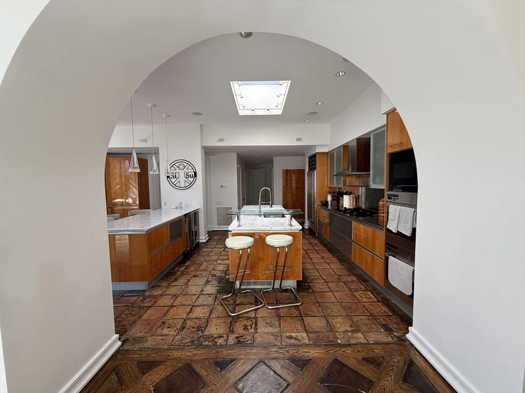 4 bed, 4+ bath apartment for rent at 132 Yarmouth Rd, Chestnut Hill — photo 9 of 22