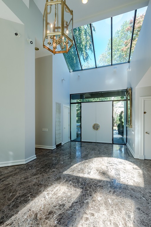 4 bed, 5 bath apartment for rent at 132 Yarmouth Rd Unit 1, Chestnut Hill — photo 2 of 20