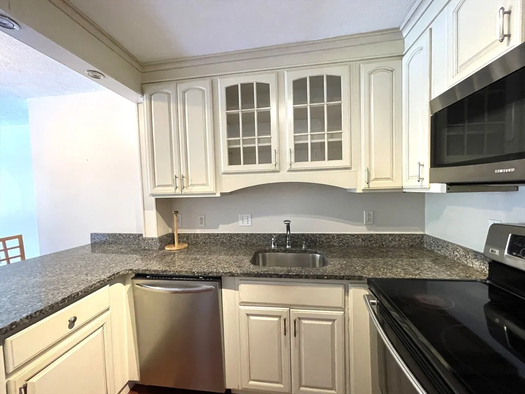 2 bed, 1 bath apartment for rent at 1323 Worcester Rd Unit H8, Framingham — photo 3 of 21