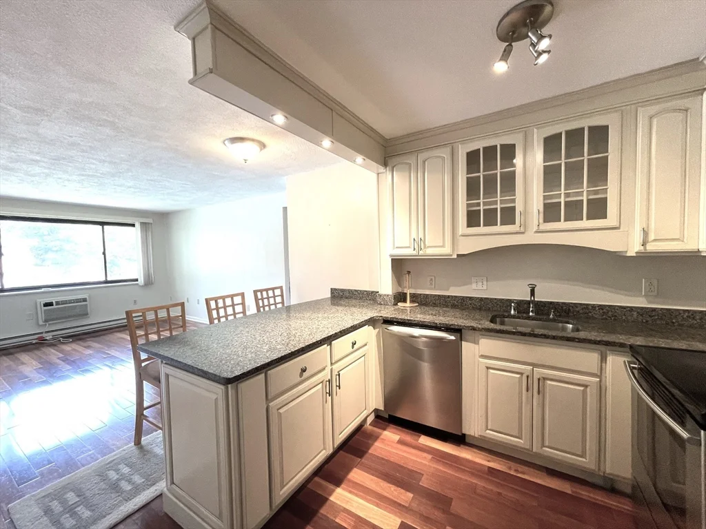 2 bed, 1 bath apartment for rent at 1323 Worcester Rd Unit H8, Framingham — photo 6 of 21
