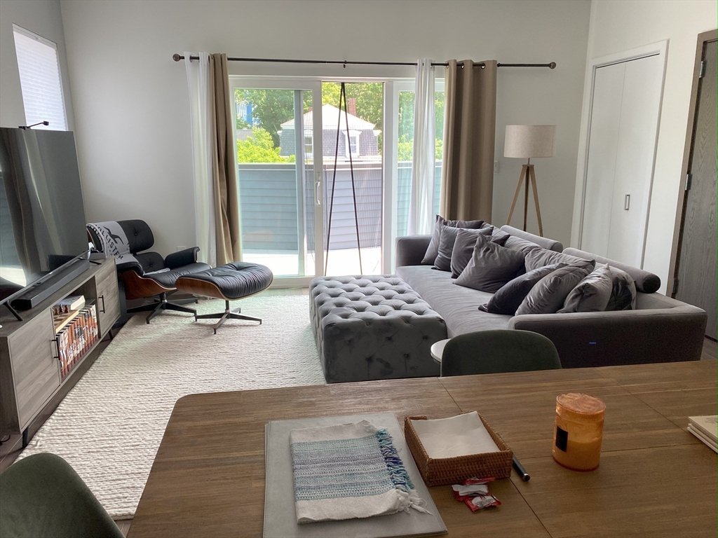 1 bed, 1 bath apartment for rent at 133-135 Hyde Park Ave Unit 133C, Jamaica Plain — photo 2 of 10