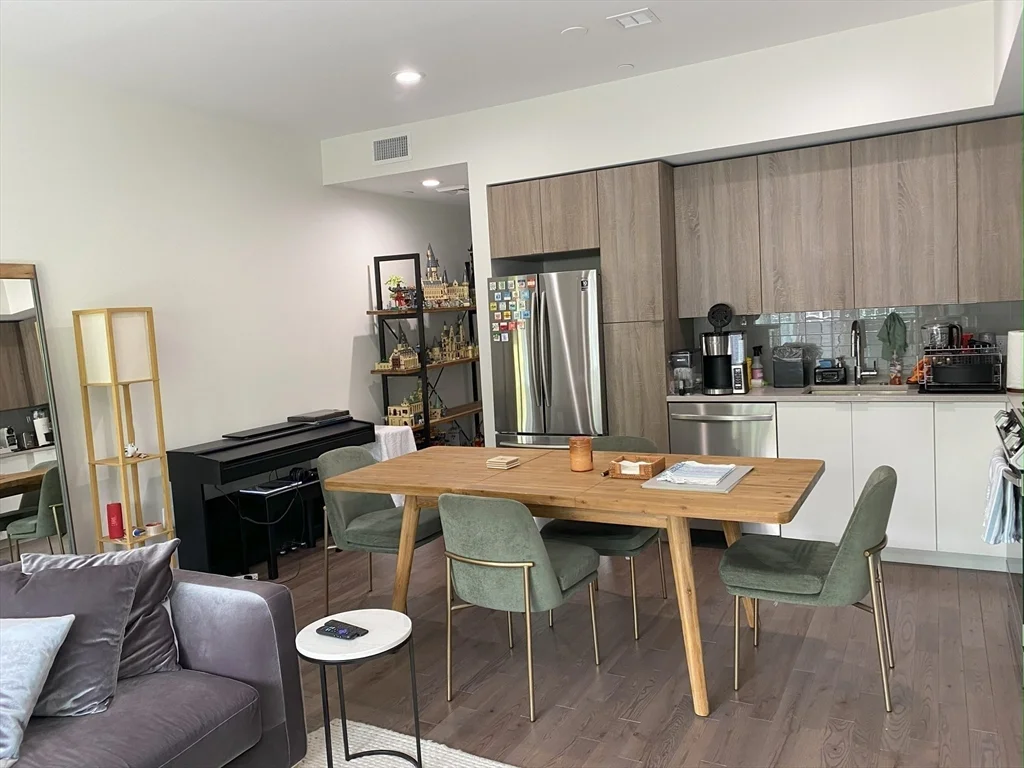 1 bed, 1 bath apartment for rent at 133-135 Hyde Park Ave Unit 133C, Jamaica Plain — photo 3 of 10
