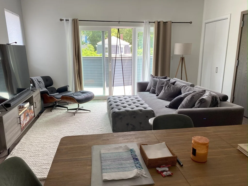 1 bed, 1 bath apartment for rent at 133-135 Hyde Park Ave Unit 133C, Jamaica Plain — photo 4 of 10