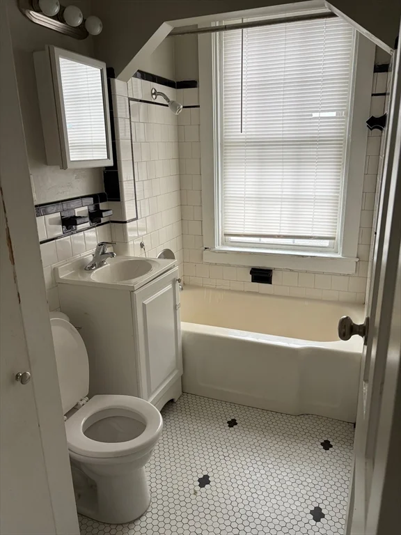 1 bed, 1 bath apartment for rent at 133-137 Winter Unit 4, Fall River — photo 4 of 5