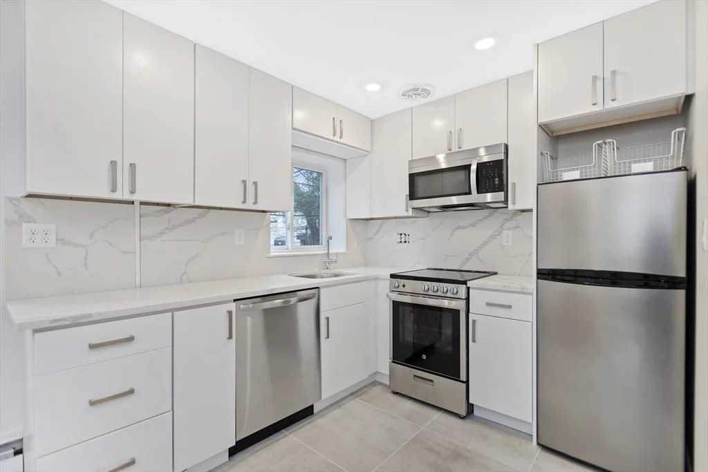 2 bed, 1 bath apartment for rent at 133 Beaconsfield Rd Unit 25, Brookline — photo 2 of 10
