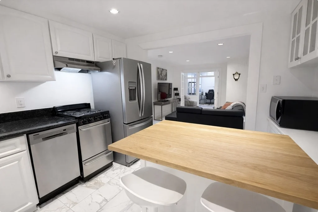 1 bed, 1 bath apartment for rent at 133 Commonwealth Ave Unit 1, Back Bay — photo 6 of 9
