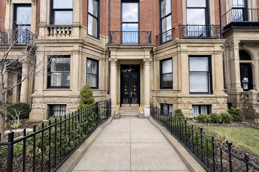 1 bed, 1 bath apartment for rent at 133 Commonwealth Ave Unit 1, Back Bay