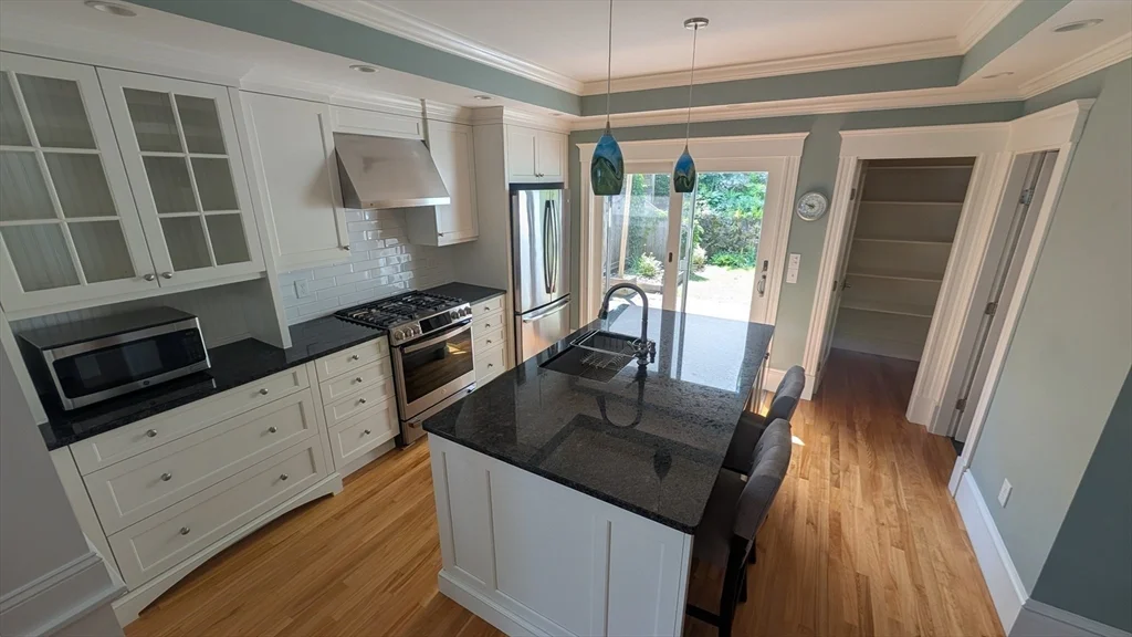5 bed, 3 bath apartment for rent at 133 Elmwood Rd Unit 2, Swampscott — photo 5 of 29