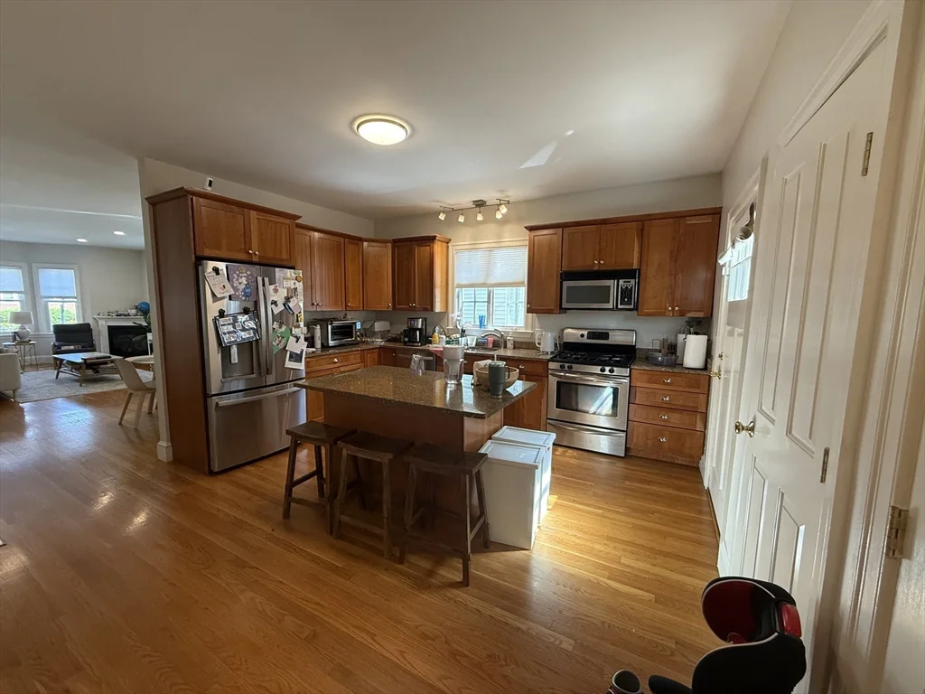 3 bed, 2 bath apartment for rent at 133 Putnam Ave Unit 133, Riverside — photo 4 of 10