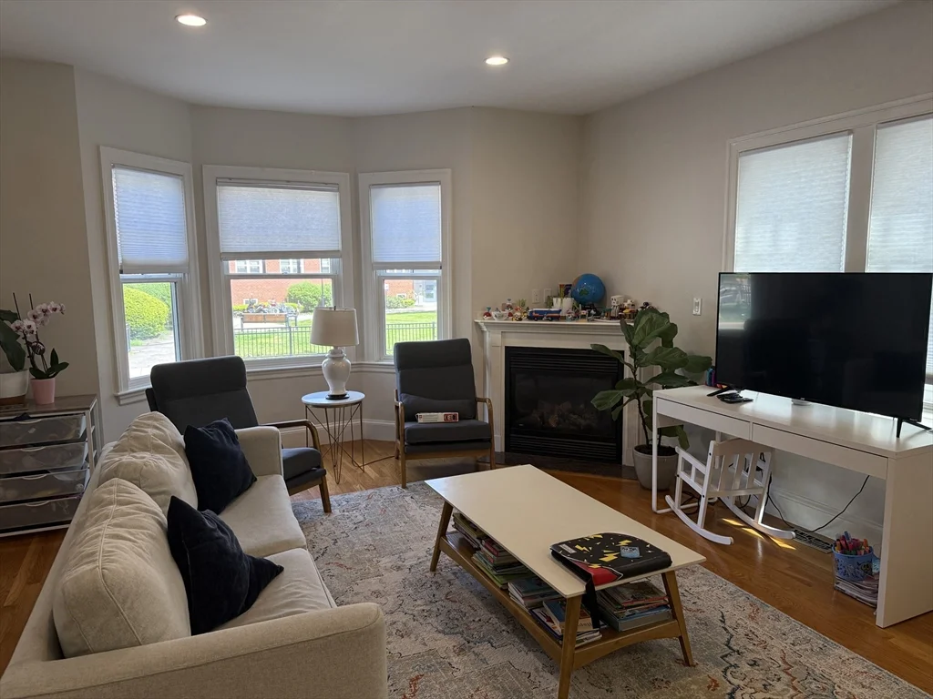 3 bed, 2 bath apartment for rent at 133 Putnam Ave Unit 133, Riverside — photo 2 of 10