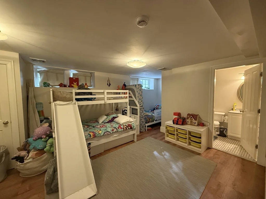 3 bed, 2 bath apartment for rent at 133 Putnam Ave Unit 133, Riverside — photo 7 of 10