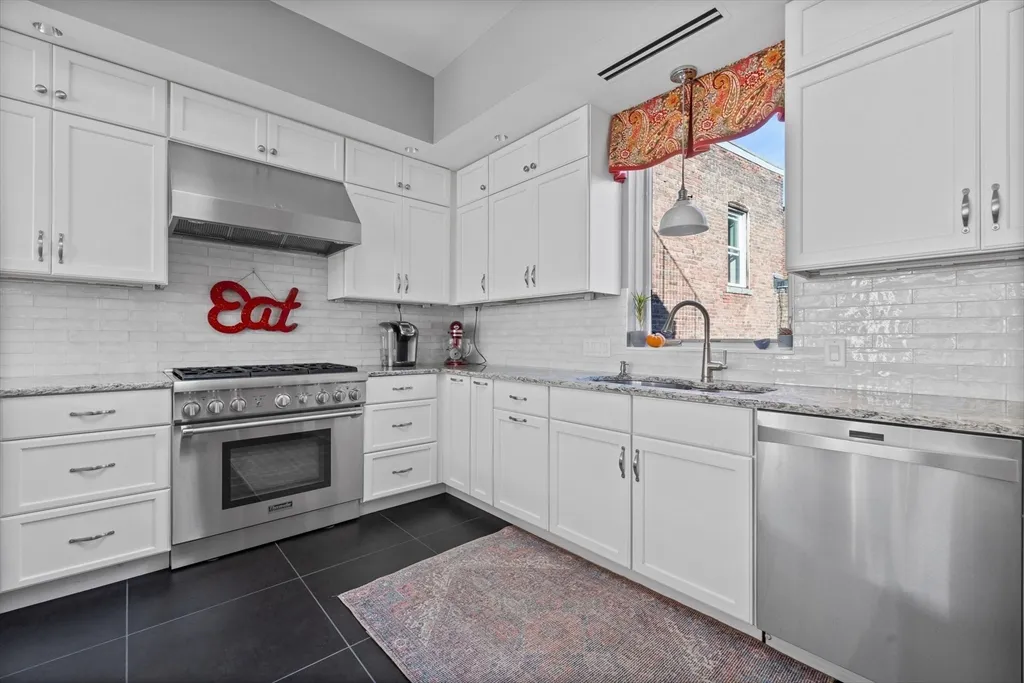 4 bed, 2 bath apartment for rent at 133 Salem St Unit PH, North End — photo 6 of 29