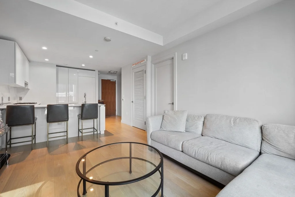 1 bed, 1 bath apartment for rent at 133 Seaport Blvd Unit 901, Seaport District — photo 3 of 26
