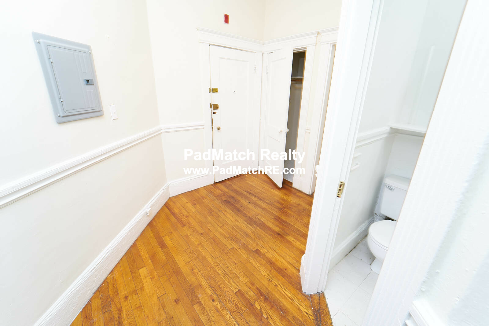1 split bed, 1 bath apartment for rent at 1334 Commonwealth Ave Unit 3, Allston — photo 3 of 12