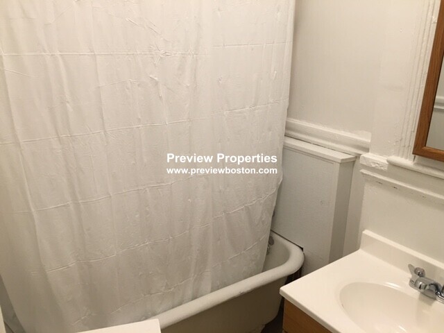 Studio bed, 1 bath apartment for rent at 1334 Commonwealth Ave Unit 4P, Allston — photo 5 of 13