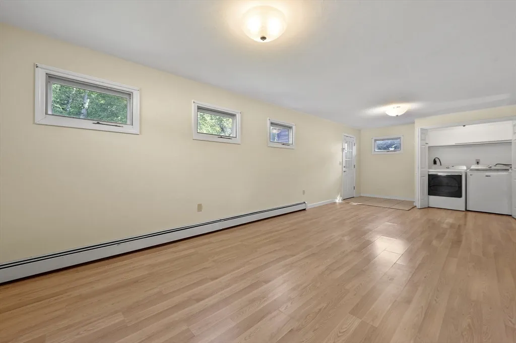 4 bed, 1 bath apartment for rent at 1337 Pleasant St, Worcester — photo 5 of 14