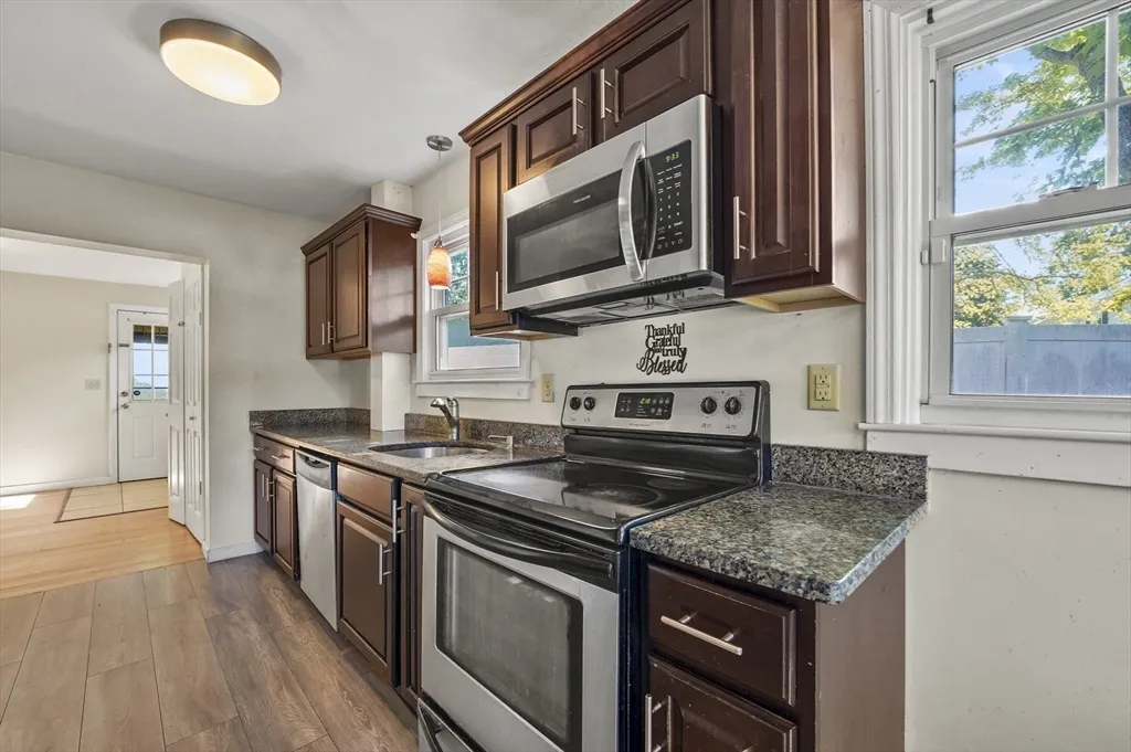 4 bed, 1 bath apartment for rent at 1337 Pleasant St, Worcester — photo 4 of 14