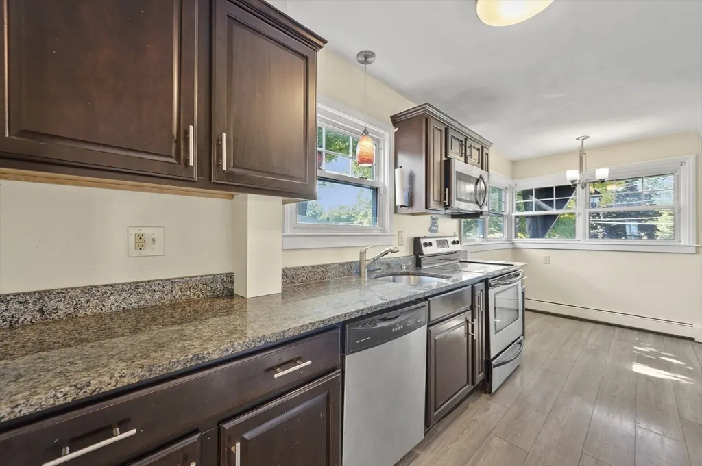 4 bed, 1 bath apartment for rent at 1337 Pleasant St, Worcester — photo 3 of 14