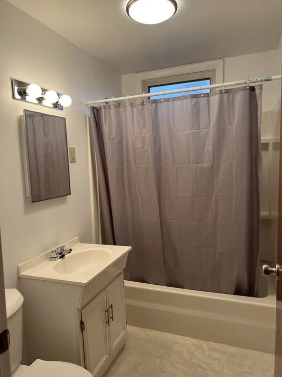 7 bed, 2 bath apartment for rent at 134 Lowell St Unit 2, Spring Hill — photo 2 of 8