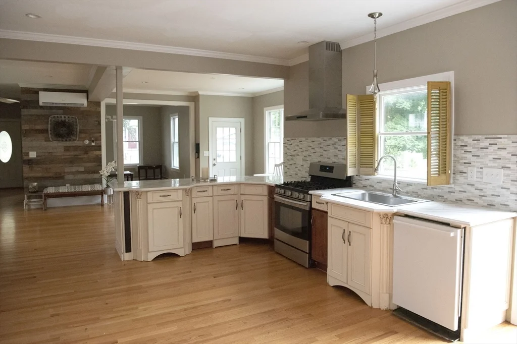 3 bed, 2 bath apartment for rent at 134 Methuen St Unit 1, Lowell — photo 2 of 7