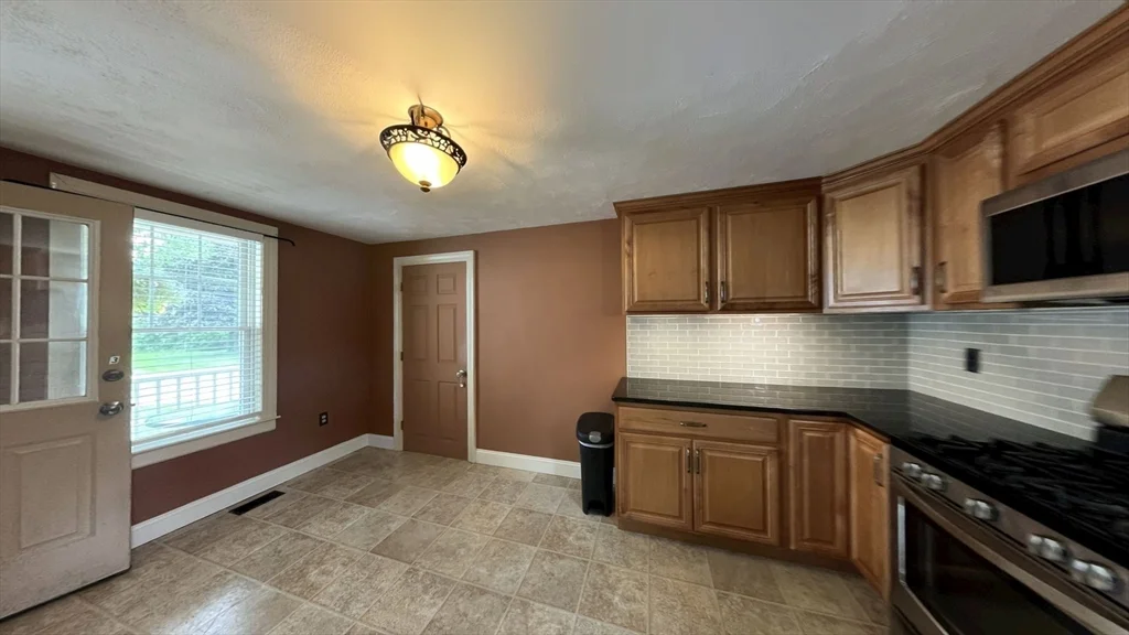 2 bed, 1 bath apartment for rent at 134 Peck St Unit 1, Franklin — photo 5 of 10