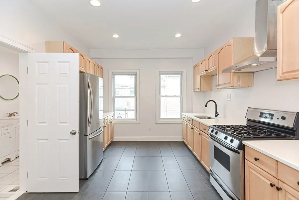 3 bed, 1 bath apartment for rent at 134 Vine St Unit 2, Everett — photo 2 of 9