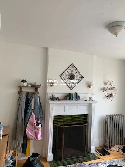 4 bed, 1 bath apartment for rent at 1343 Commonwealth Ave Unit 1, Brighton — photo 4 of 7