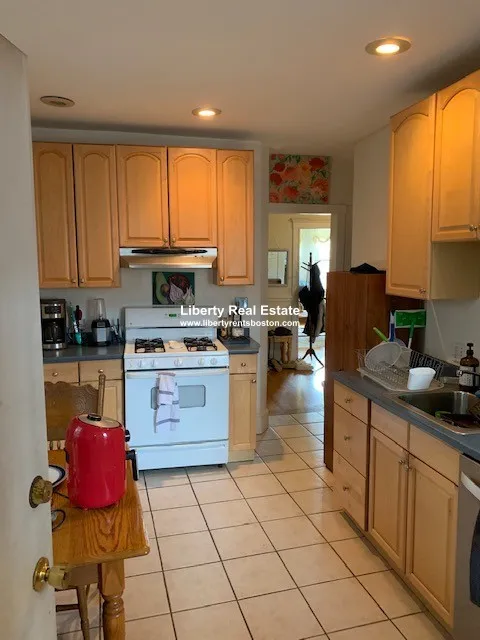 4 bed, 1 bath apartment for rent at 1343 Commonwealth Ave Unit 1, Brighton — photo 5 of 7