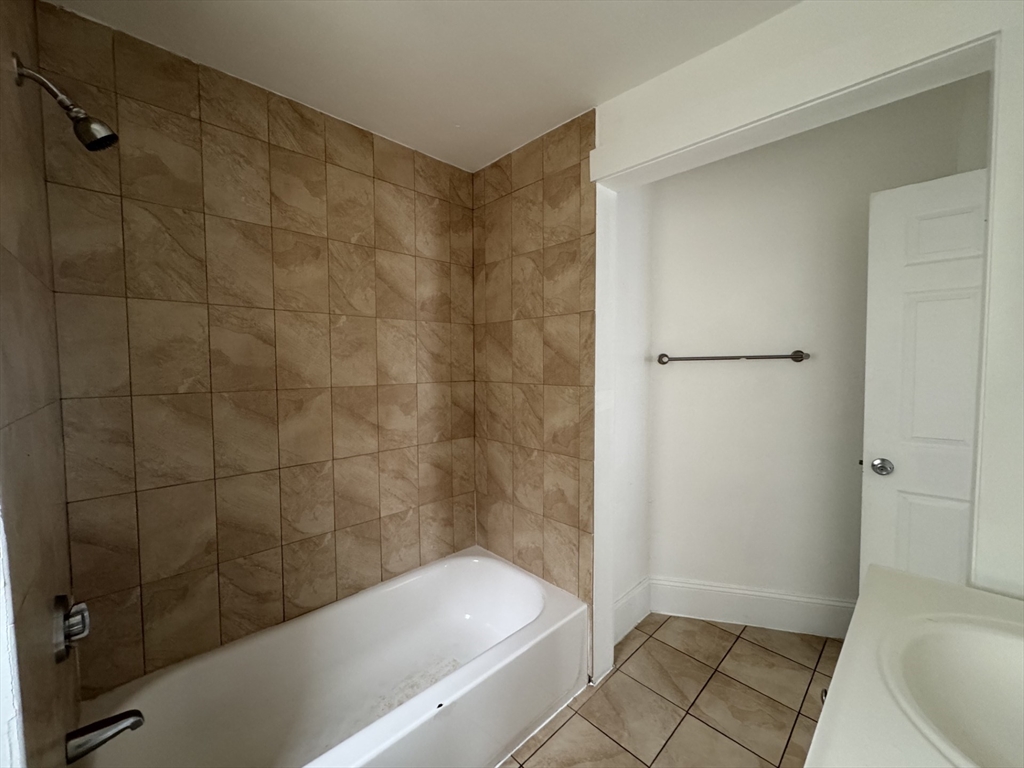 2 bed, 1 bath apartment for rent at 135 Chestnut St Unit 5, Lynn — photo 10 of 12