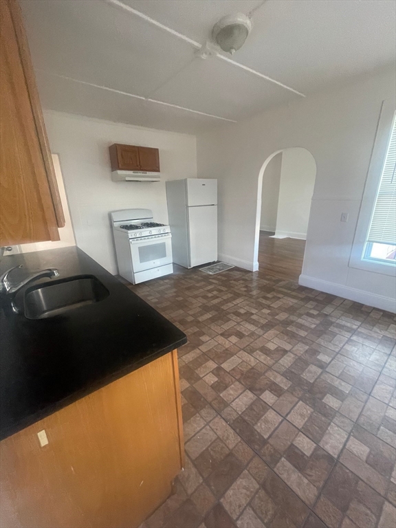 2 bed, 1 bath apartment for rent at 135 Chestnut St Unit 5, Lynn — photo 4 of 12