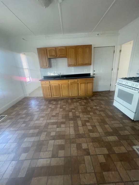 2 bed, 1 bath apartment for rent at 135 Chestnut St Unit 5, Lynn — photo 5 of 12