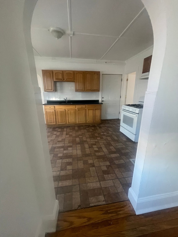 2 bed, 1 bath apartment for rent at 135 Chestnut St Unit 5, Lynn — photo 2 of 12