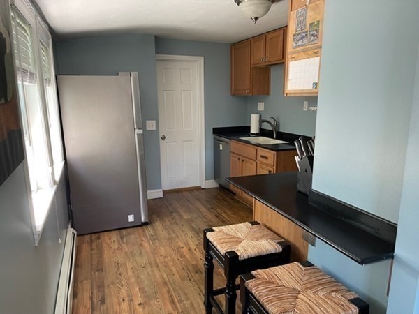 3 bed, 1 bath apartment for rent at 135 Darrow St, Quincy — photo 4 of 13