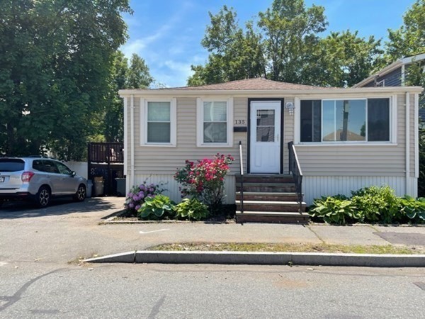 3 bed, 1 bath apartment for rent at 135 Darrow St, Quincy — photo 1 of 13